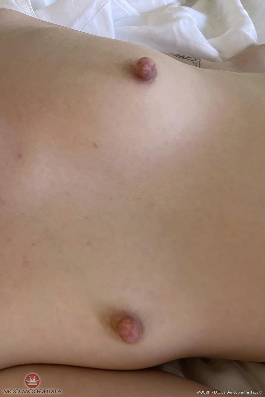 20P Der Amateur-Teenager Scarlet Skies stellt ihre frechen Nippel und Löcher aus nächster Nähe zur Schau