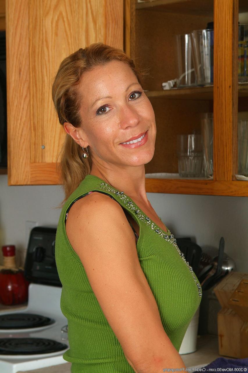 20P A linda dona de casa Rachel tira a roupa na cozinha e mostra seus peitos grandes e bunda