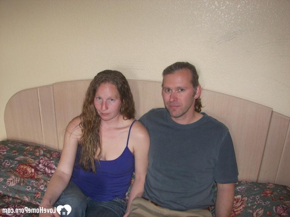 20P Petite amie entièrement naturelle se fait attraper les seins lors d'une baise passionnée dans la chambre