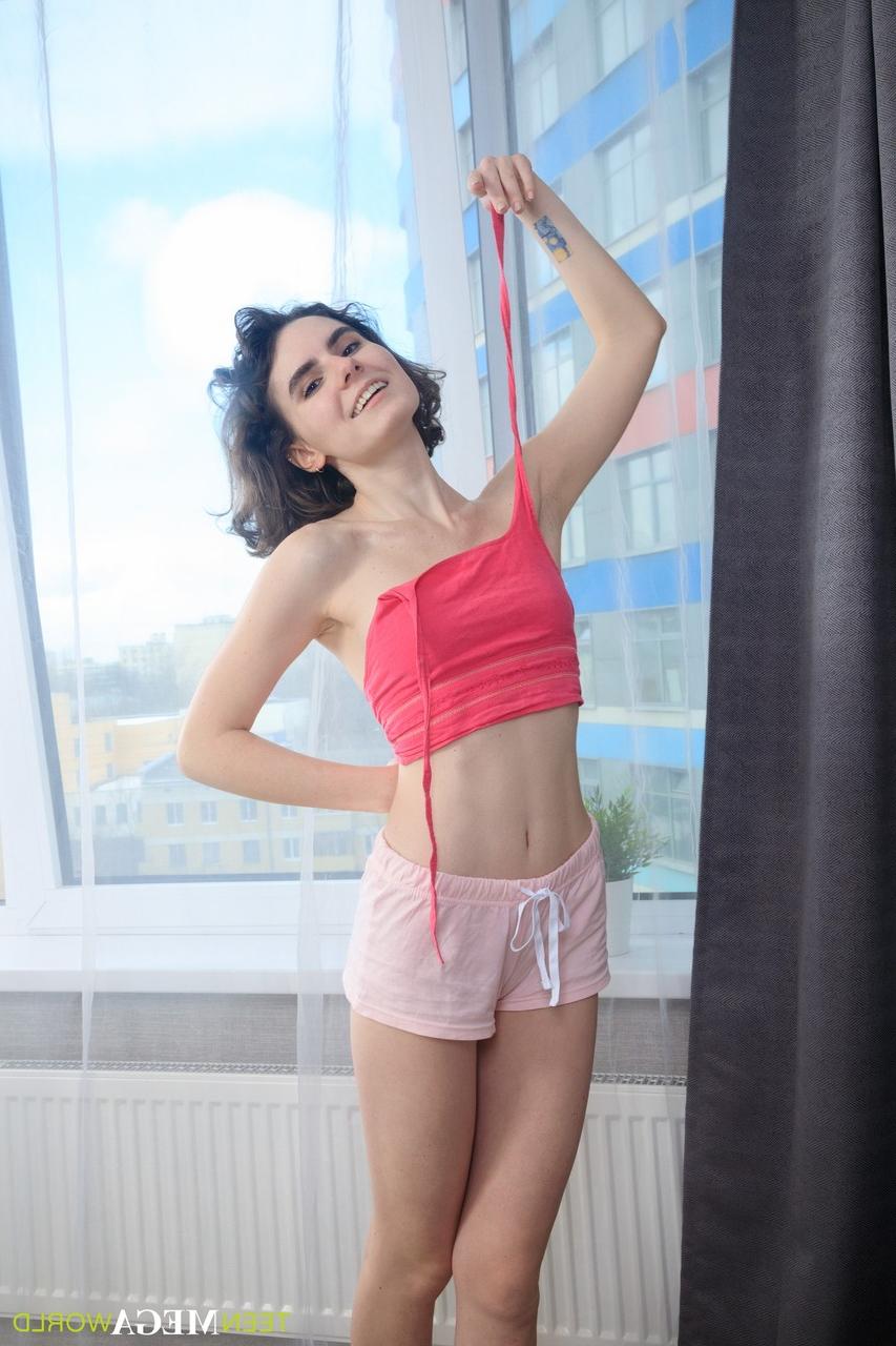 20P La delgada joven Darcy Dark muestra su cuerpo y juega con un juguete sexual rojo en solitario