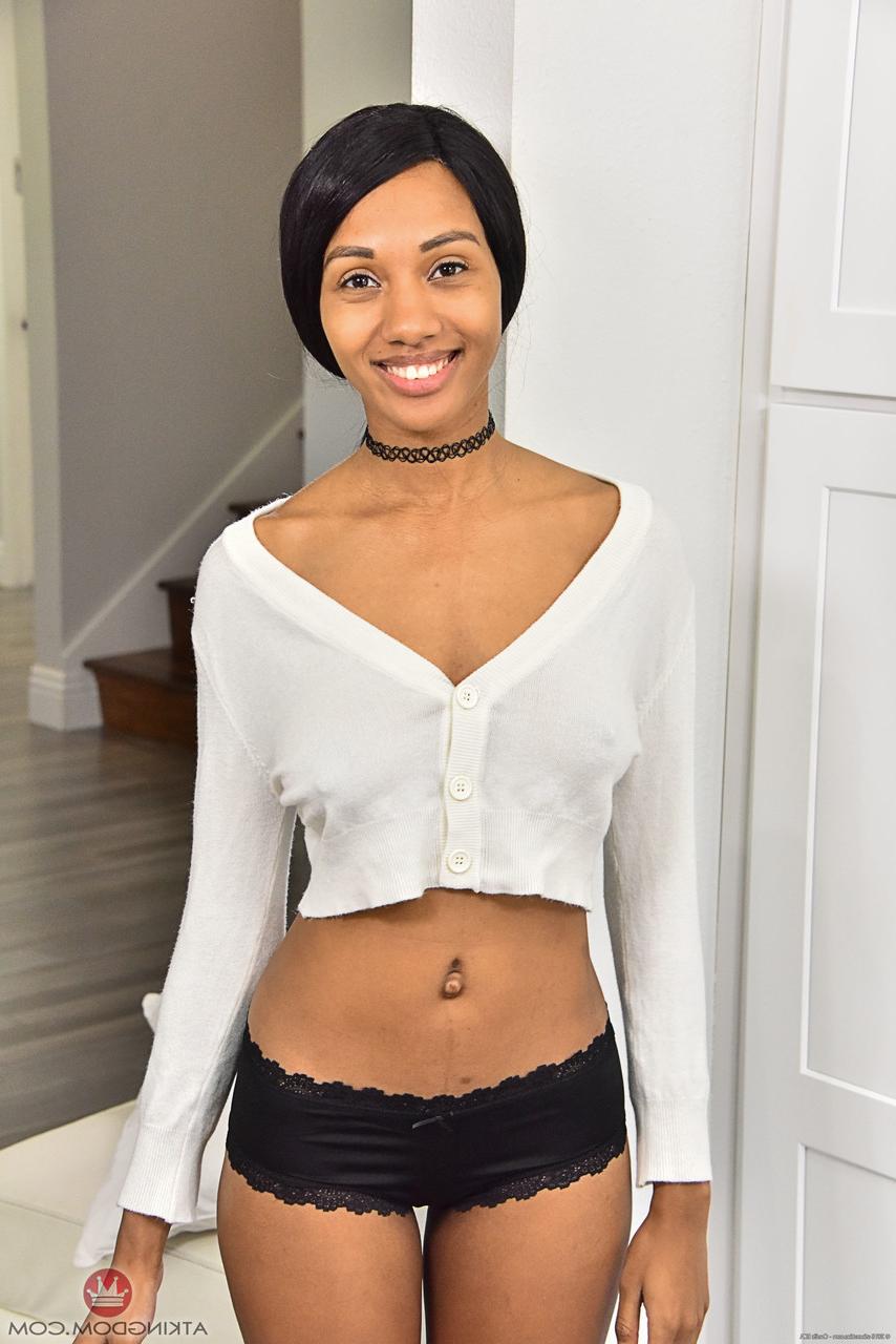 20P Petite ébano Alexis Avery expõe seus naturais e beliscões marrons em um solo