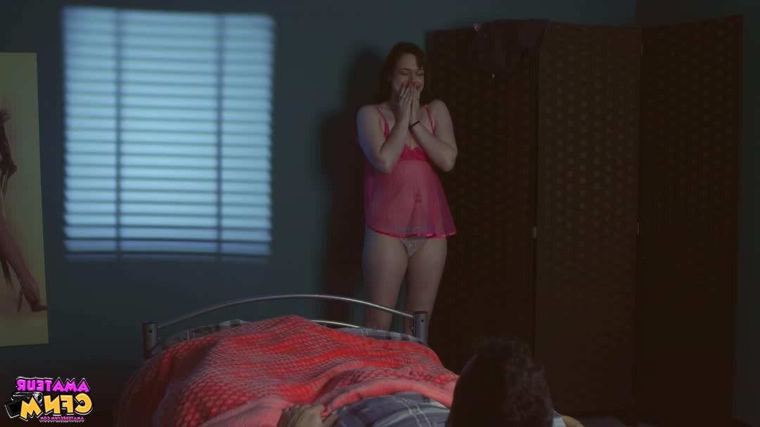 17P A adolescente caucasiana Elise Lee faz um boquete no meio-irmão antes de dormir