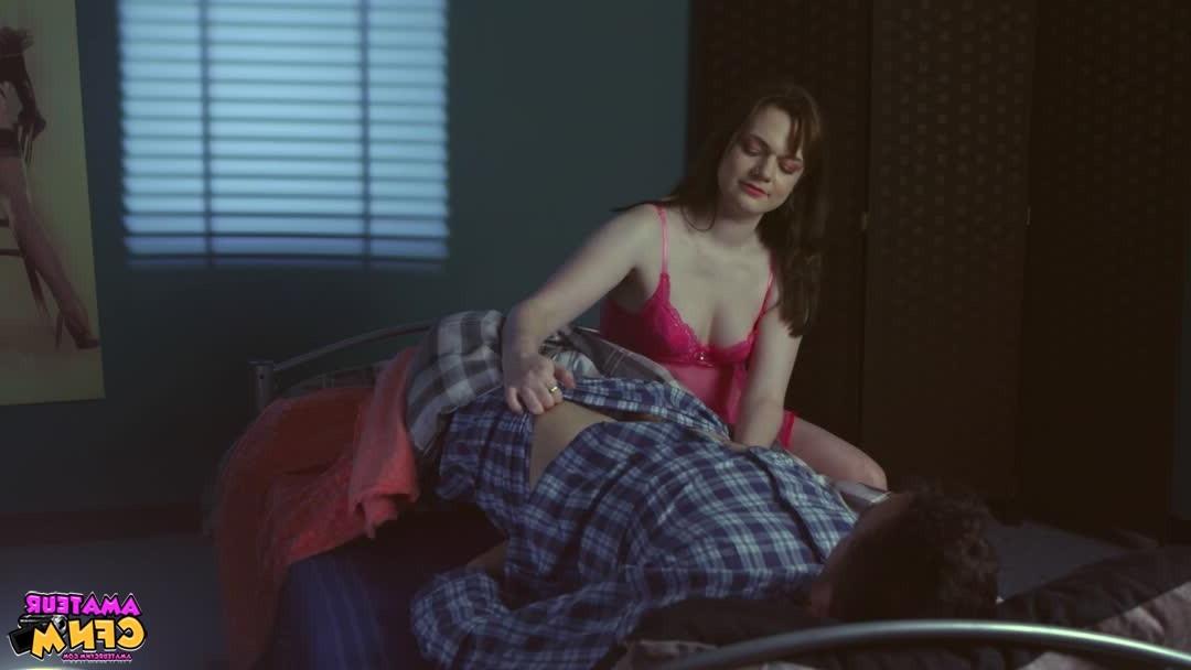 17P A adolescente caucasiana Elise Lee faz um boquete no meio-irmão antes de dormir