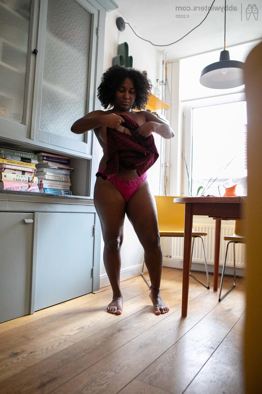 20P Sascha, une jeune afro-américaine surprise en train de montrer ses courbes en se changeant