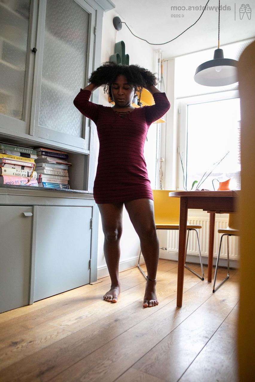20P Sascha, une jeune afro-américaine surprise en train de montrer ses courbes en se changeant