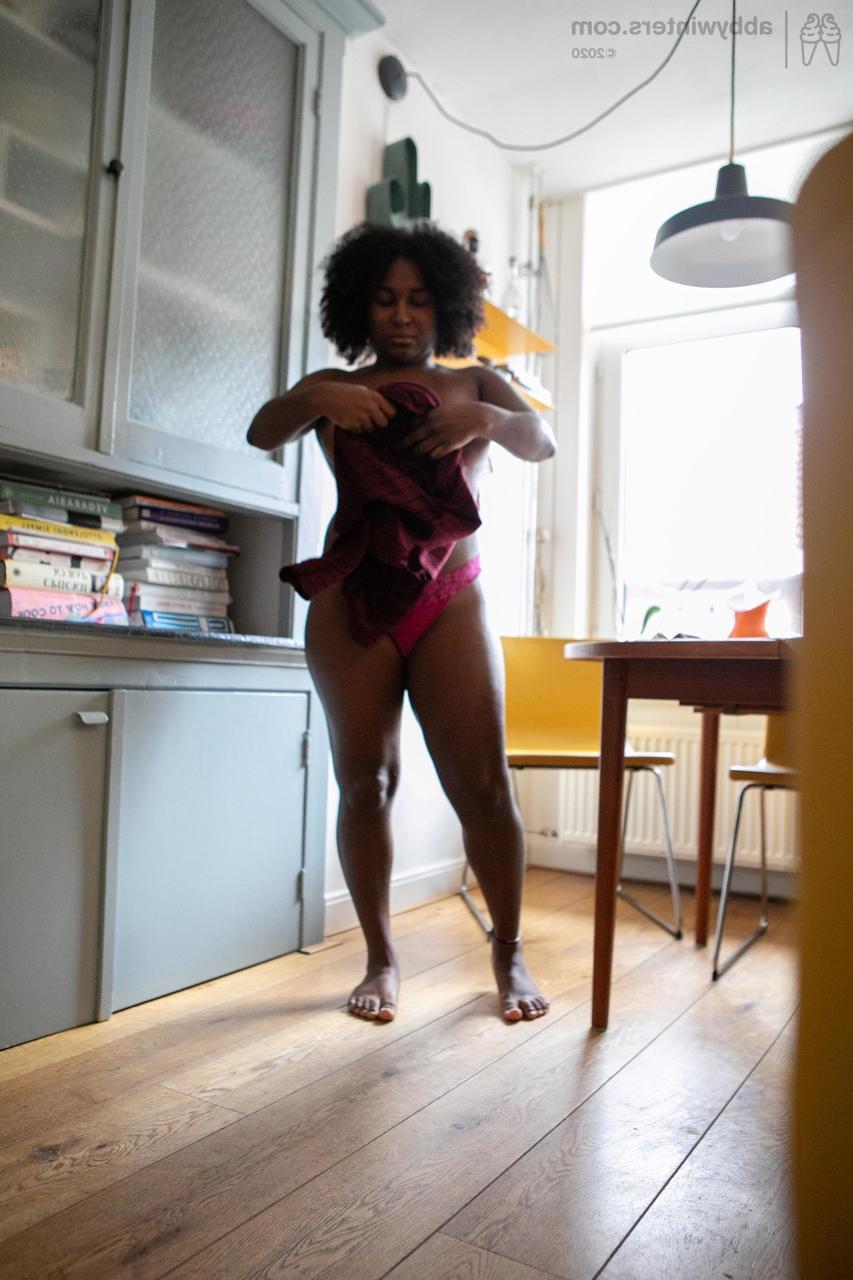20P Sascha, une jeune afro-américaine surprise en train de montrer ses courbes en se changeant