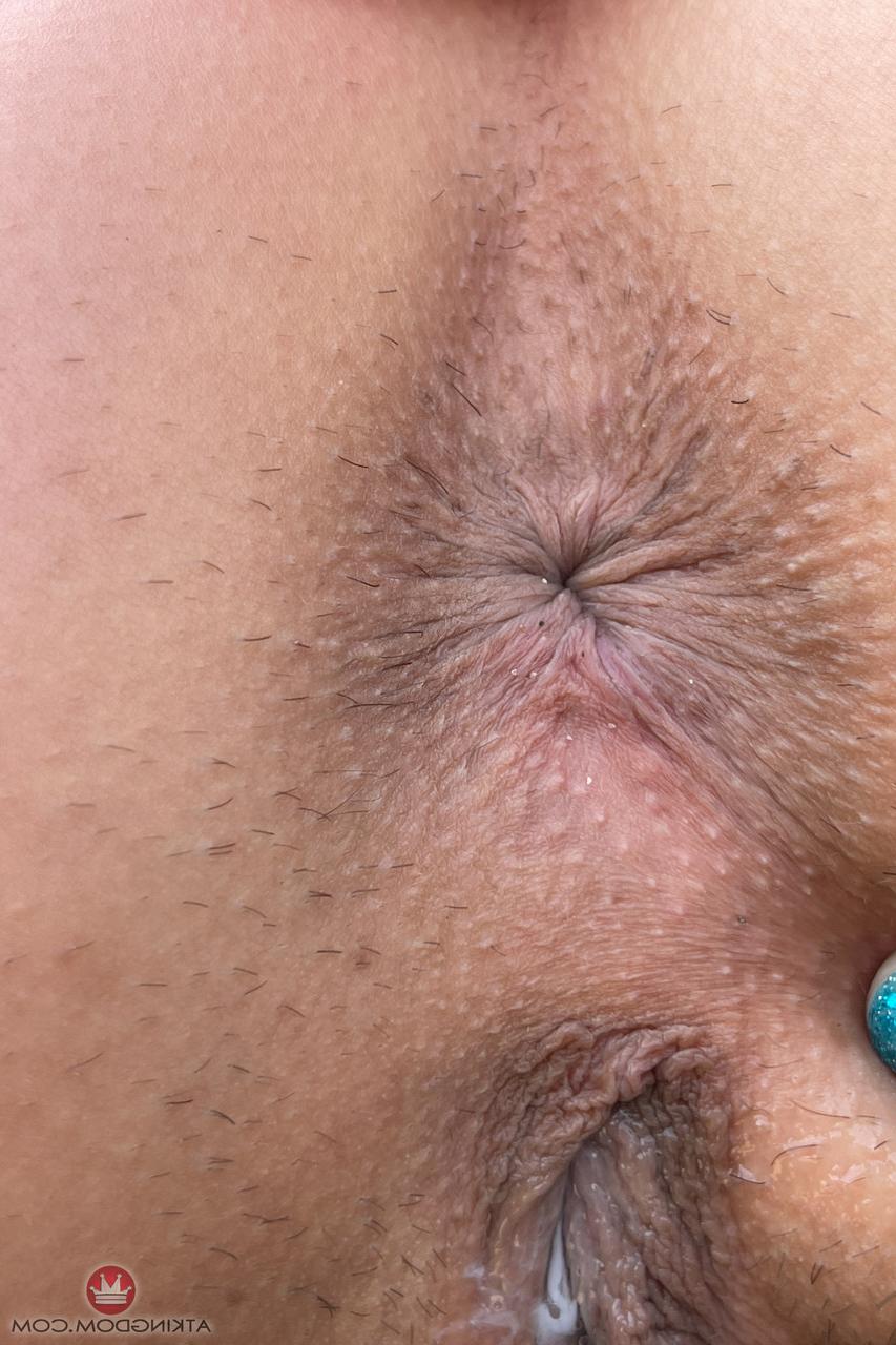 20P A gata safada Lily Adams mostra seus lindos seios e sua buceta raspada ao ar livre