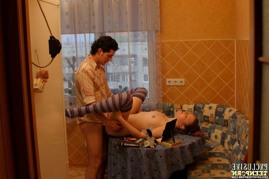 20P A jovem ruiva Anna faz sexo com o namorado com meias acima do joelho
