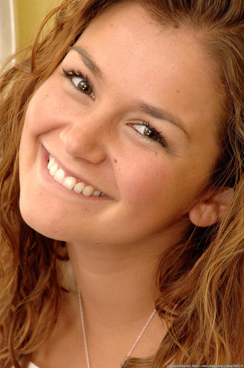 20P A adolescente amadora sorridente Allie Haze tira a roupa e se toca no espelho
