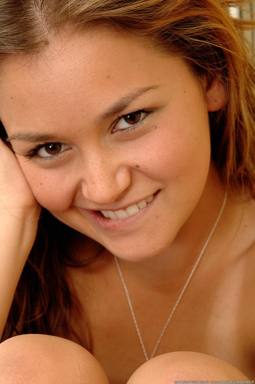 20P A adolescente amadora sorridente Allie Haze tira a roupa e se toca no espelho