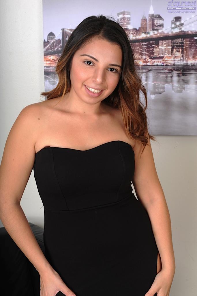 15P La joven latina luna leve se quita el vestido negro para posar desnuda mostrando sus pequeñas tetas