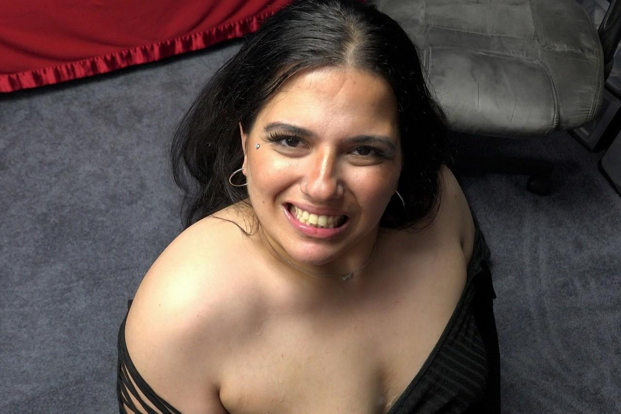 20P A gordinha latina Stella Carter espreme esperma de um pau duro e engole