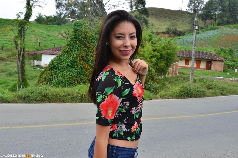 16P Adolescente amadora com peitinhos minúsculos mostra a bunda e pega um pau gordo profundamente