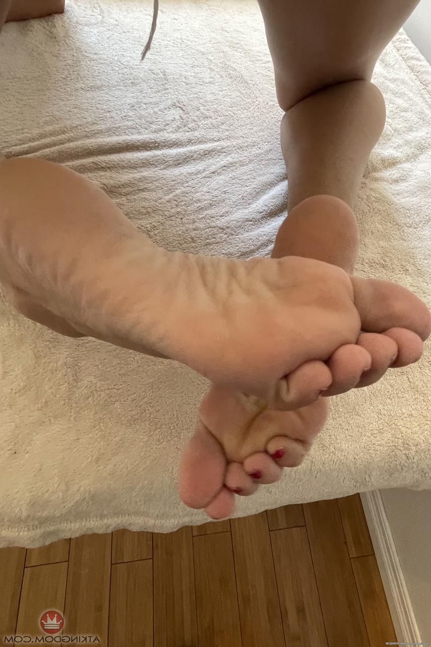 20P Encantadora adolescente amateur con pies calientes Summer Vixen posa y se masturba en solitario