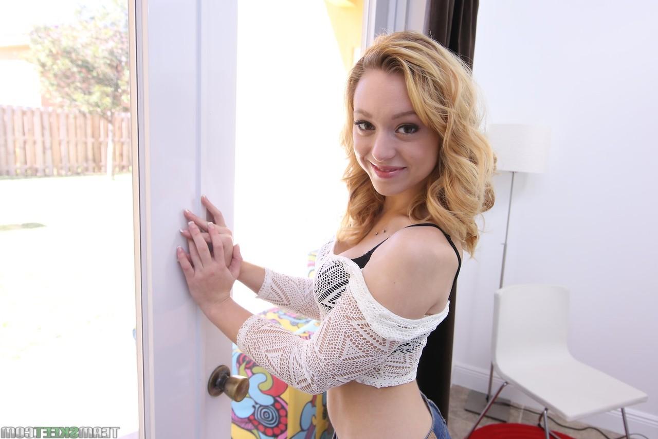 20P A adolescente amadora Lucy Tyler descobre sua bunda adorável para chupar e bater em POV selvagem