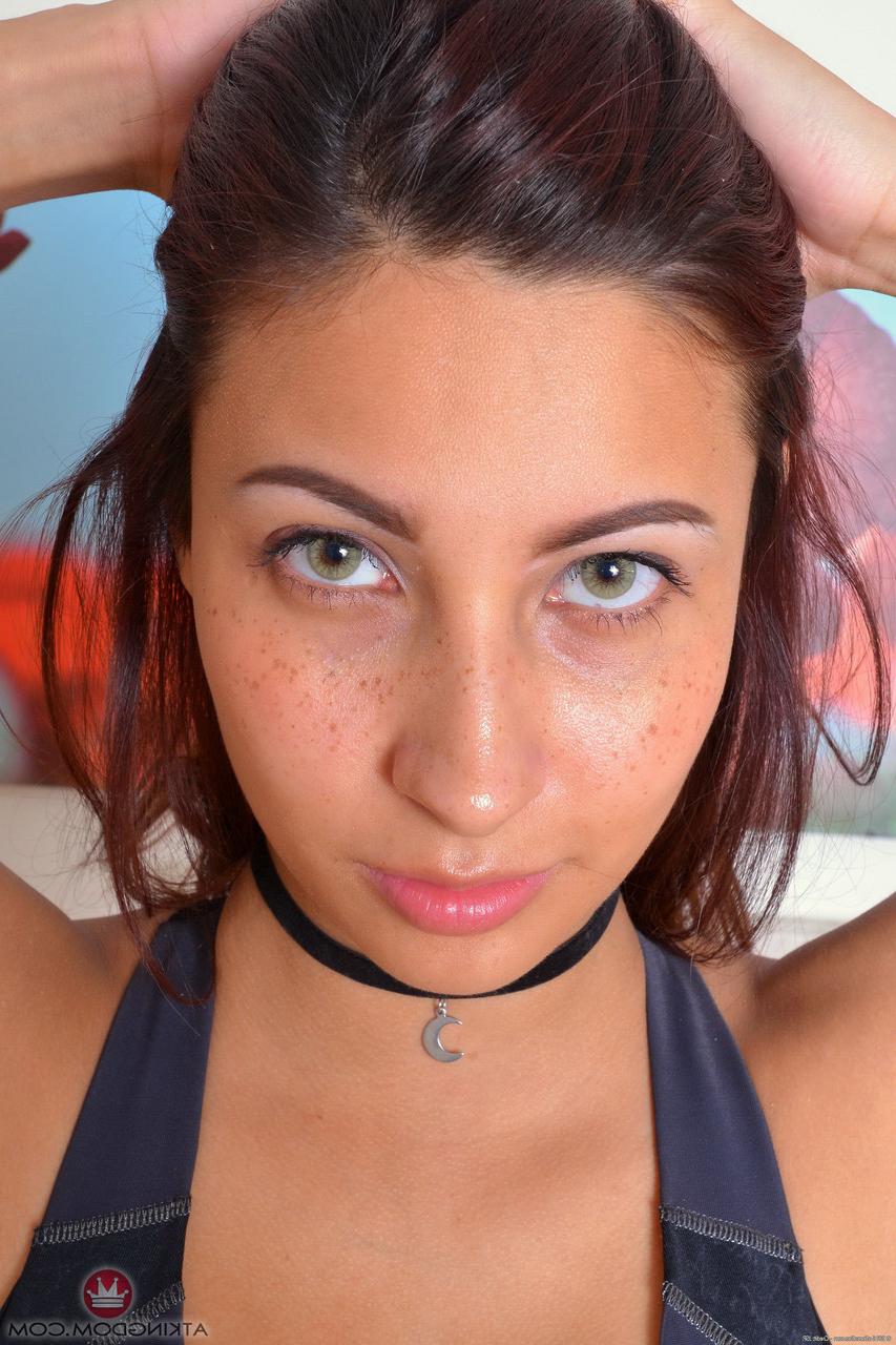 20P Linda adolescente amadora Jade Jantzen revela seu molusco raspado e bunda grande