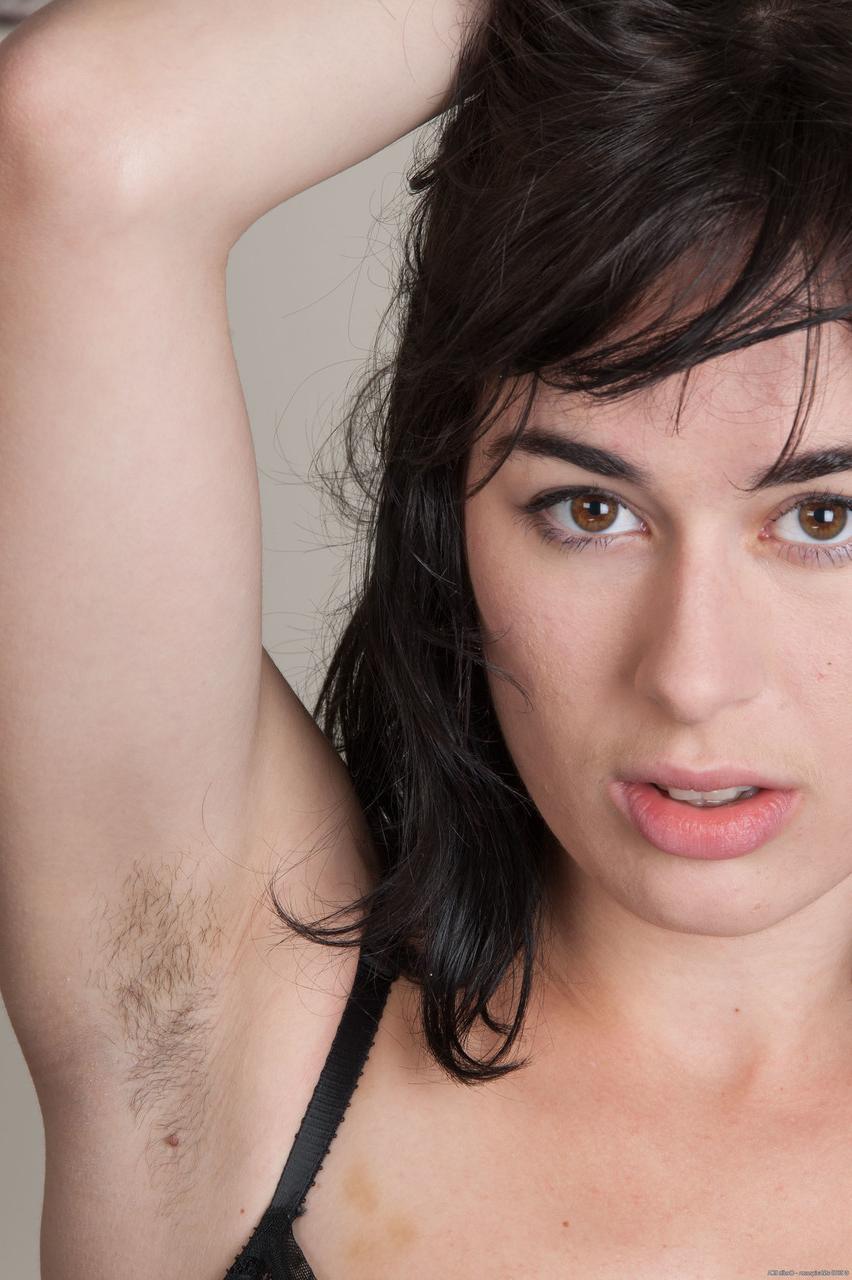 20P Morena amadora Olive fica nua e mostra sua bunda grande e sua vulva peluda