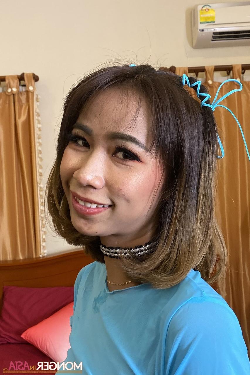 18P 小さなショートパンツ、ストッキング、ハイヒールでポーズをとるかわいいタイの美女ドーワン