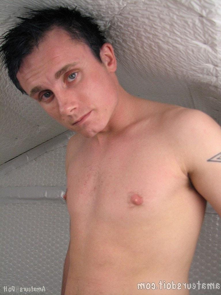 20P Thomas Thumper, gay en chaleur, caresse sa bite et ses jouets avec son gode anal