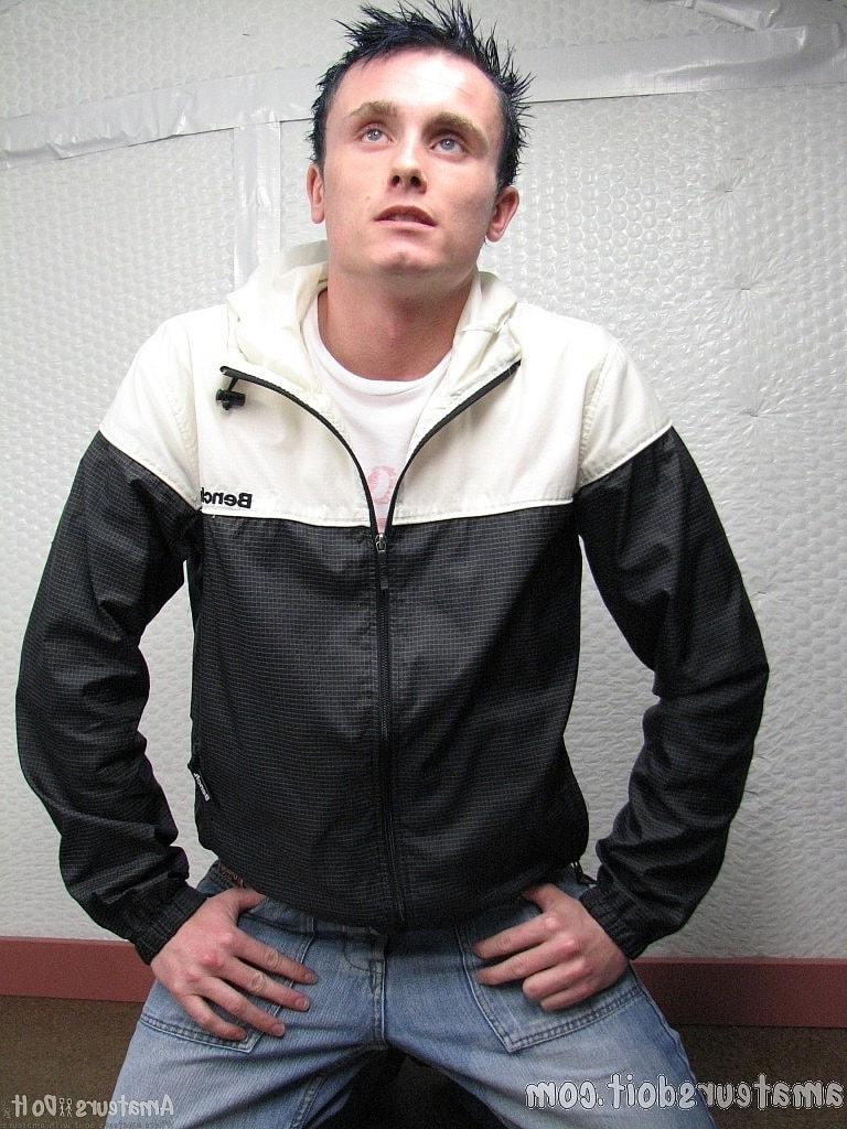 20P Thomas Thumper, gay en chaleur, caresse sa bite et ses jouets avec son gode anal