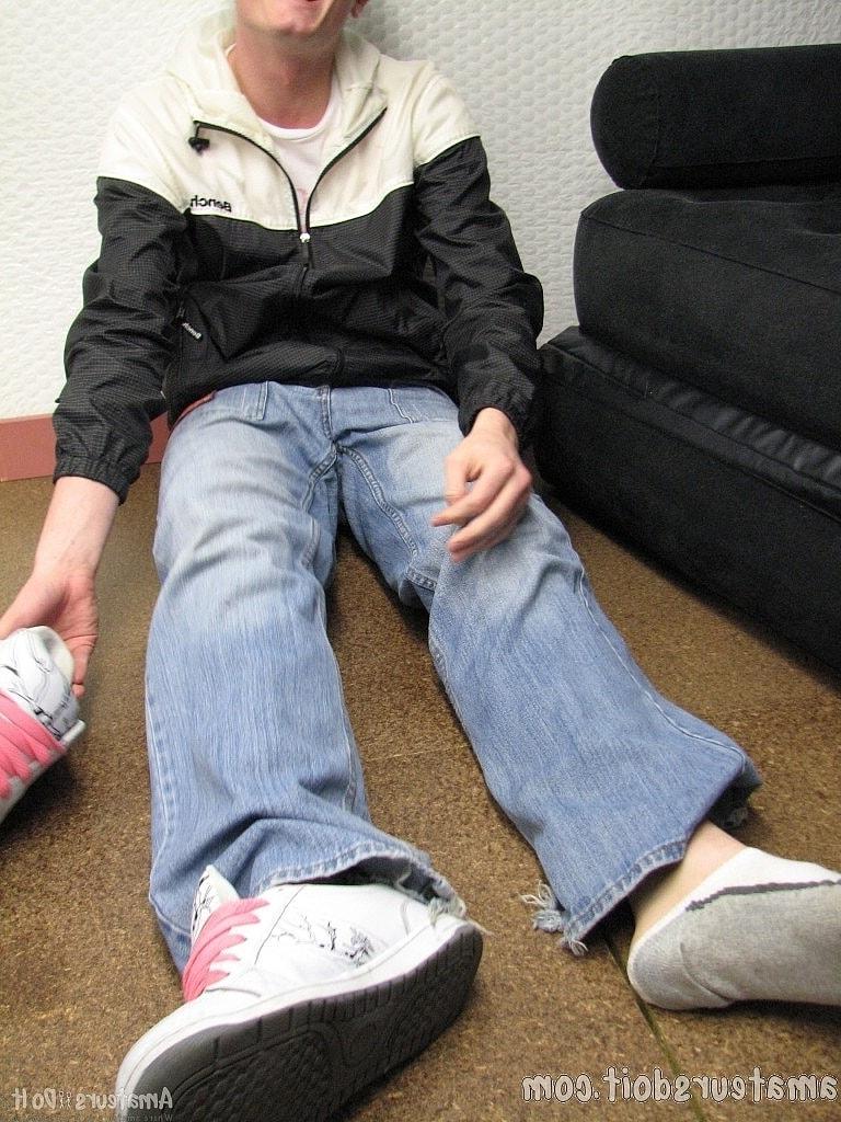 20P Thomas Thumper, gay en chaleur, caresse sa bite et ses jouets avec son gode anal