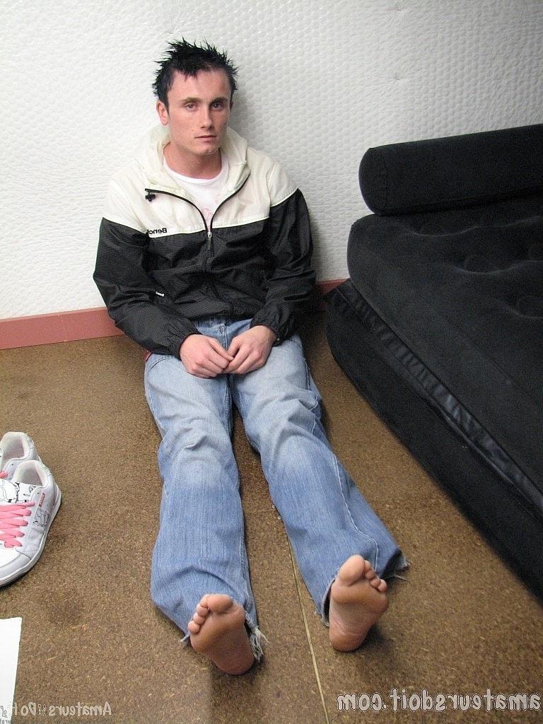20P Thomas Thumper, gay en chaleur, caresse sa bite et ses jouets avec son gode anal