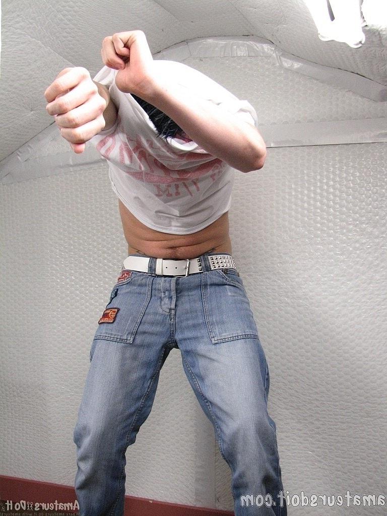 20P Thomas Thumper, gay en chaleur, caresse sa bite et ses jouets avec son gode anal