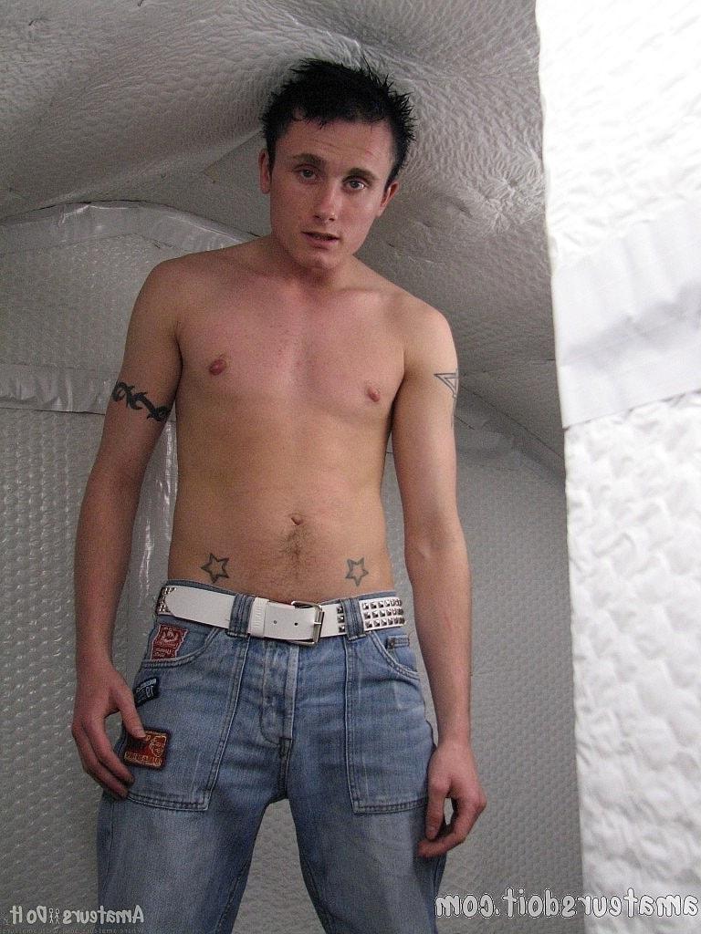 20P Thomas Thumper, gay en chaleur, caresse sa bite et ses jouets avec son gode anal