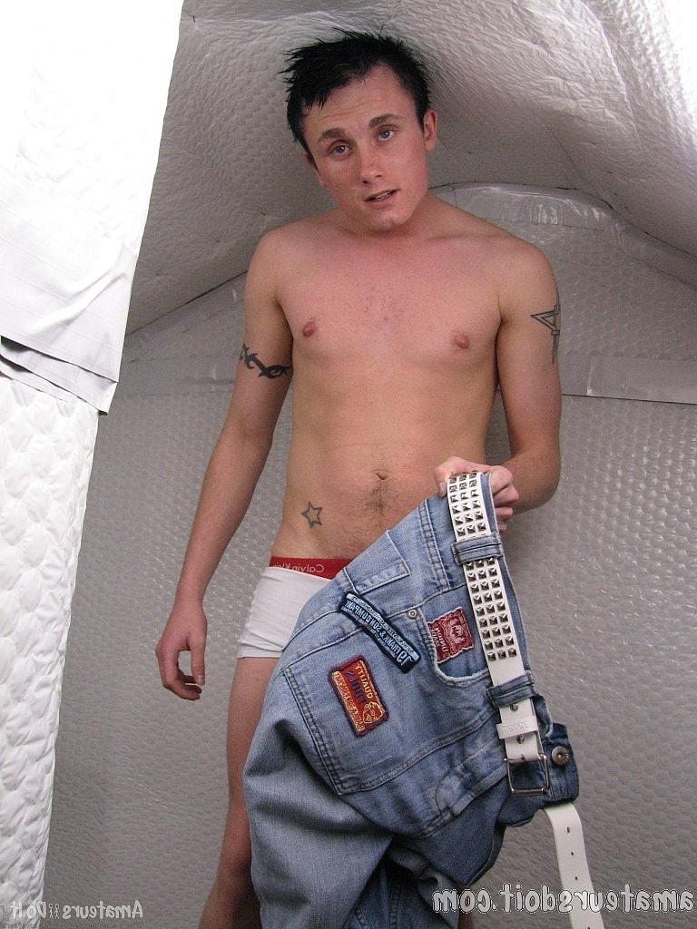 20P Thomas Thumper, gay en chaleur, caresse sa bite et ses jouets avec son gode anal