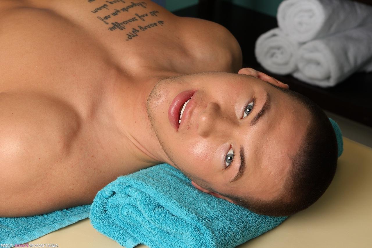 20P Der hübsche Homosexuelle Jay Cloud fickt seinen süßen Masseur, nachdem er einen Blowjob bekommen hat