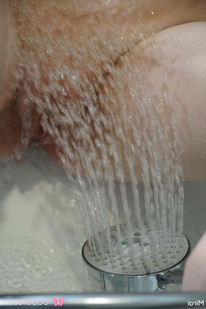20P La rubia apilada mirai muestra sus grandes tetas y se masturba en el baño