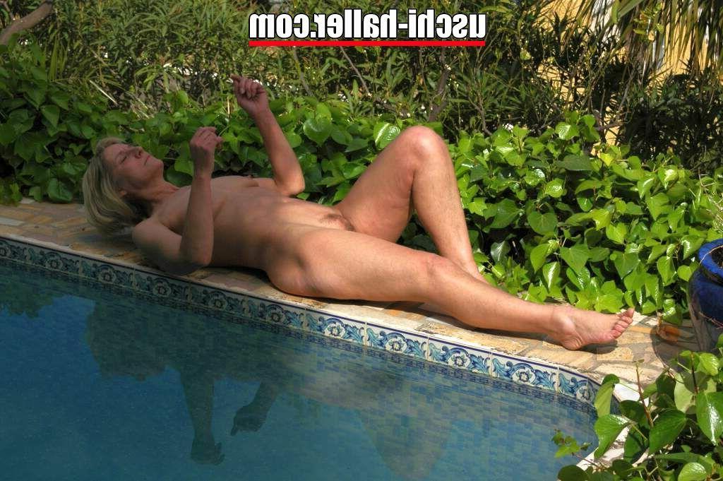 15P Die ältere Blondine Uschi Haller zieht sich neben einem Schwimmbad völlig nackt aus