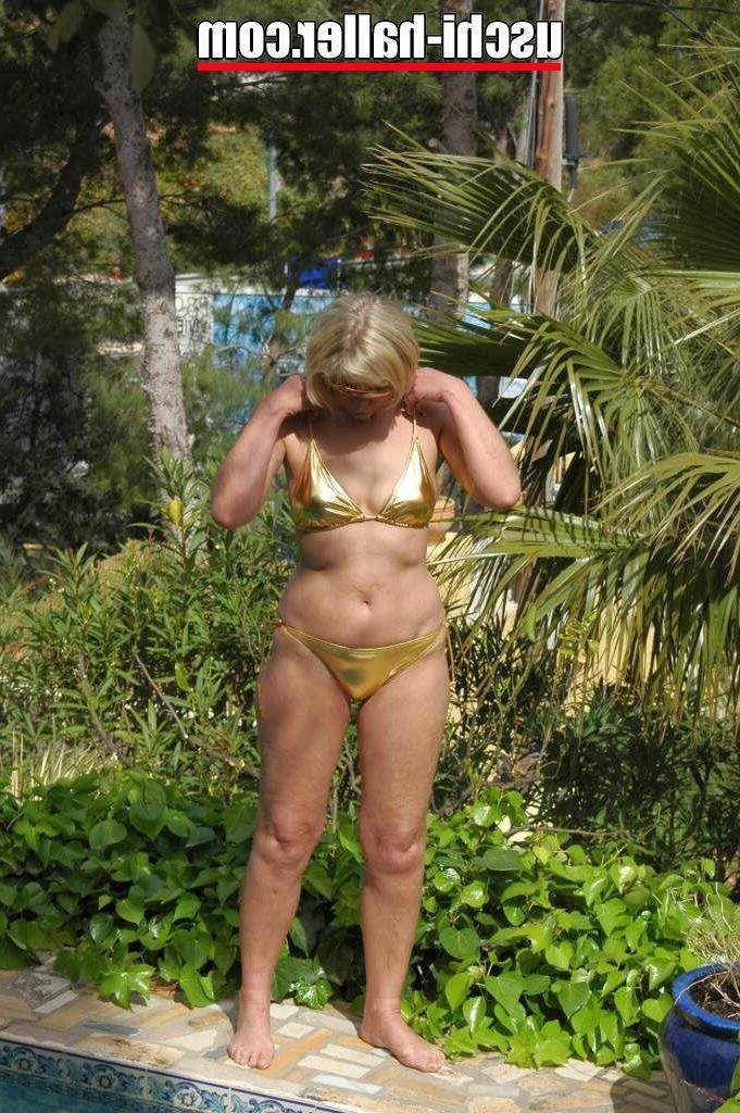 15P Die ältere Blondine Uschi Haller zieht sich neben einem Schwimmbad völlig nackt aus