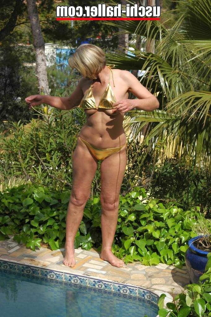 15P Die ältere Blondine Uschi Haller zieht sich neben einem Schwimmbad völlig nackt aus