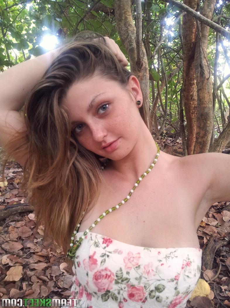 16P A beleza de olhos grandes Staci Silverstone se despe na floresta para exibir seios naturais