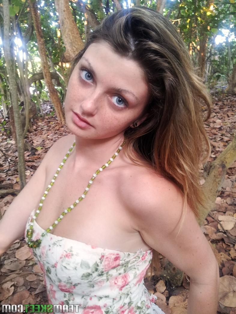16P A beleza de olhos grandes Staci Silverstone se despe na floresta para exibir seios naturais