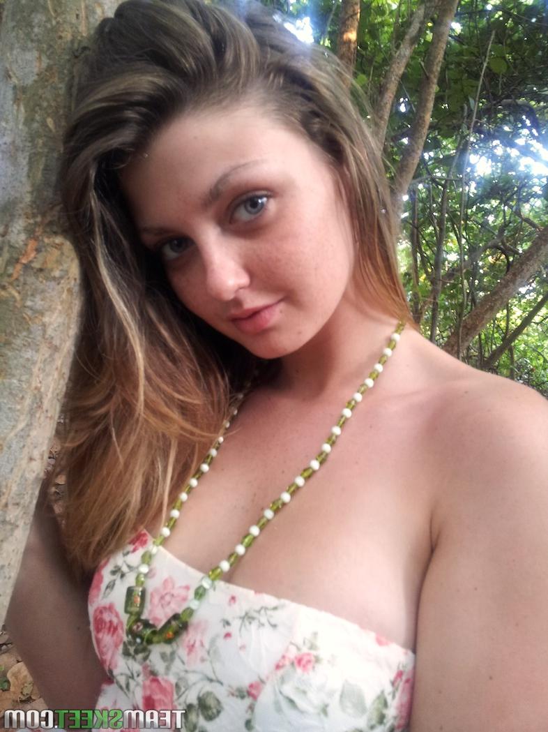 16P A beleza de olhos grandes Staci Silverstone se despe na floresta para exibir seios naturais