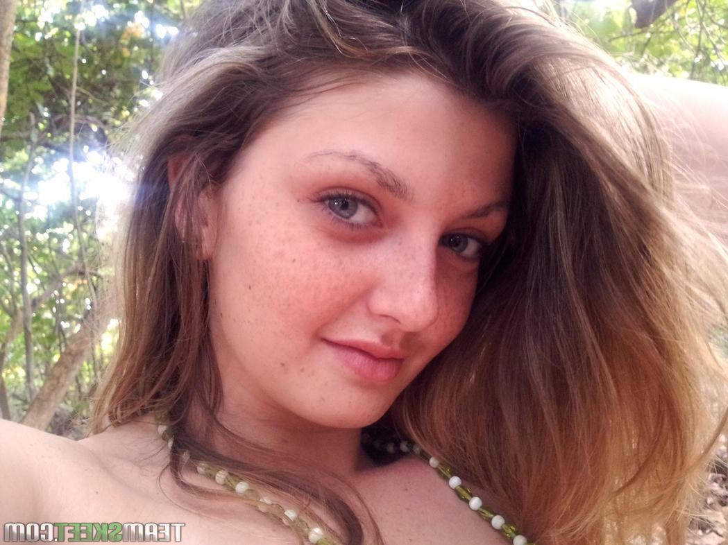 16P A beleza de olhos grandes Staci Silverstone se despe na floresta para exibir seios naturais