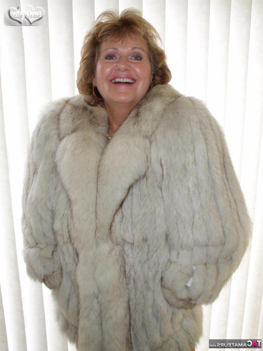 16P Solo-Oma Busty Bliss löst ihre braungefütterten Titten aus einem Pelzmantel