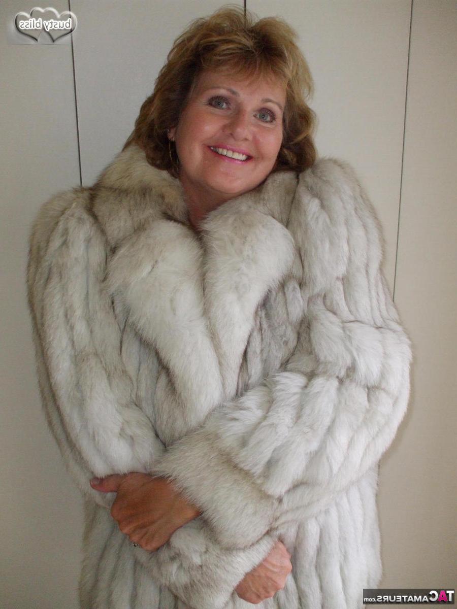 16P Solo-Oma Busty Bliss löst ihre braungefütterten Titten aus einem Pelzmantel