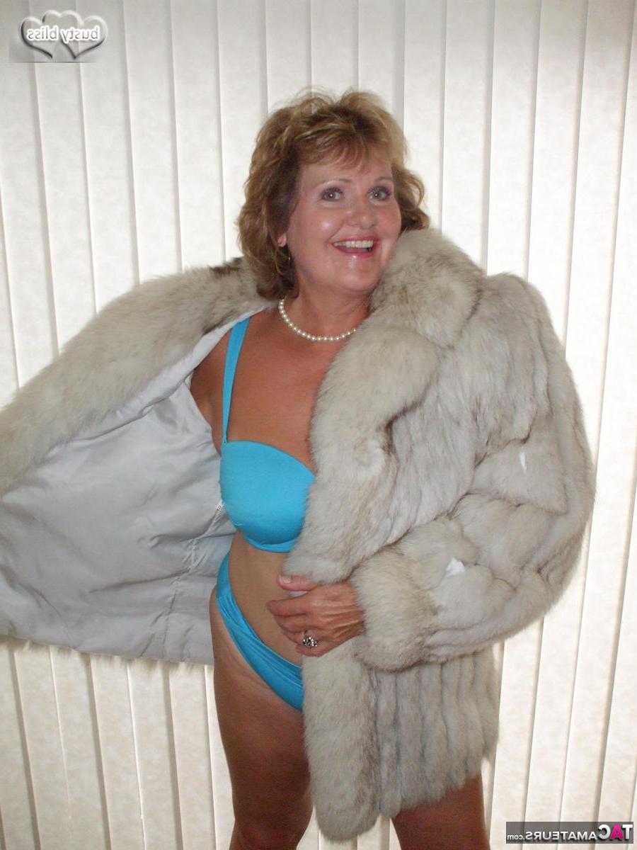 16P Solo-Oma Busty Bliss löst ihre braungefütterten Titten aus einem Pelzmantel