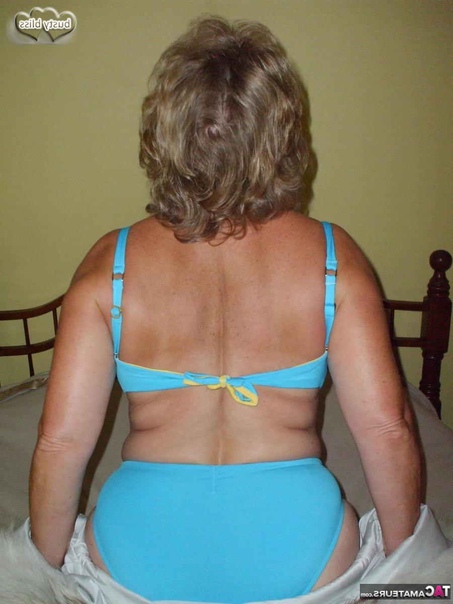 16P Solo-Oma Busty Bliss löst ihre braungefütterten Titten aus einem Pelzmantel
