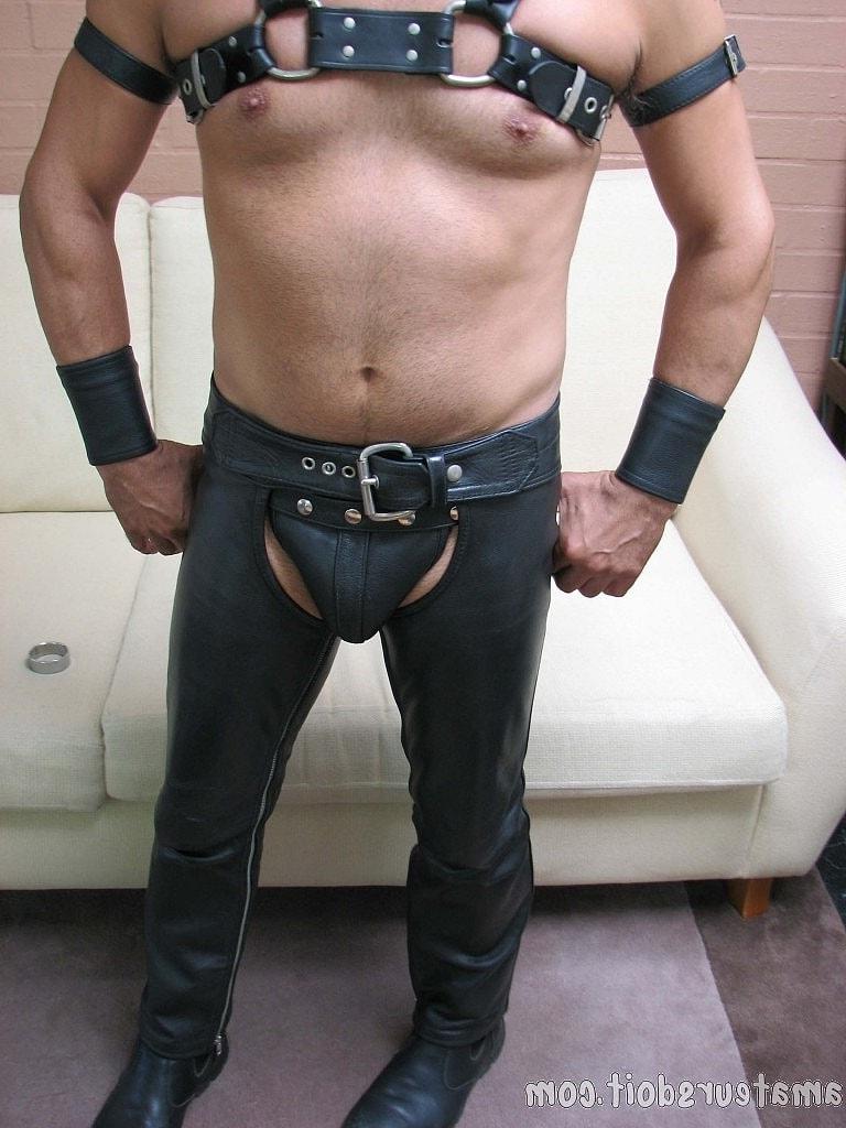 20P El pervertido amateur gay Lewis Leather se masturba desnudo y vestido con un traje bdsm