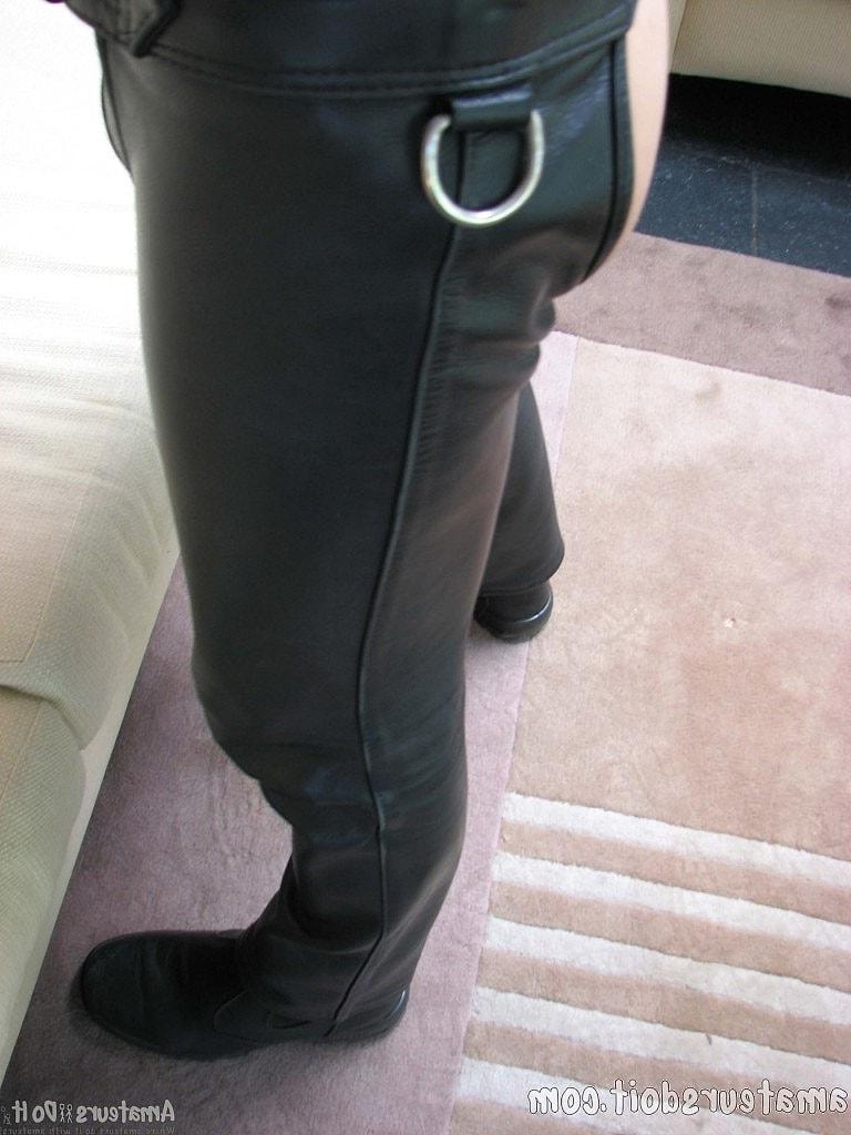 20P El pervertido amateur gay Lewis Leather se masturba desnudo y vestido con un traje bdsm
