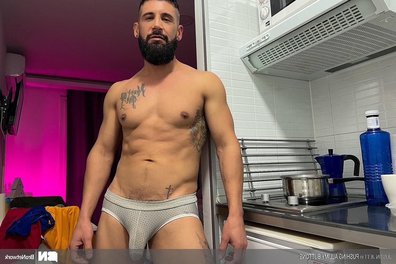 20P O gay musculoso Justin Jett chupa um pau grande depois de fazer sexo anal estilo cachorrinho