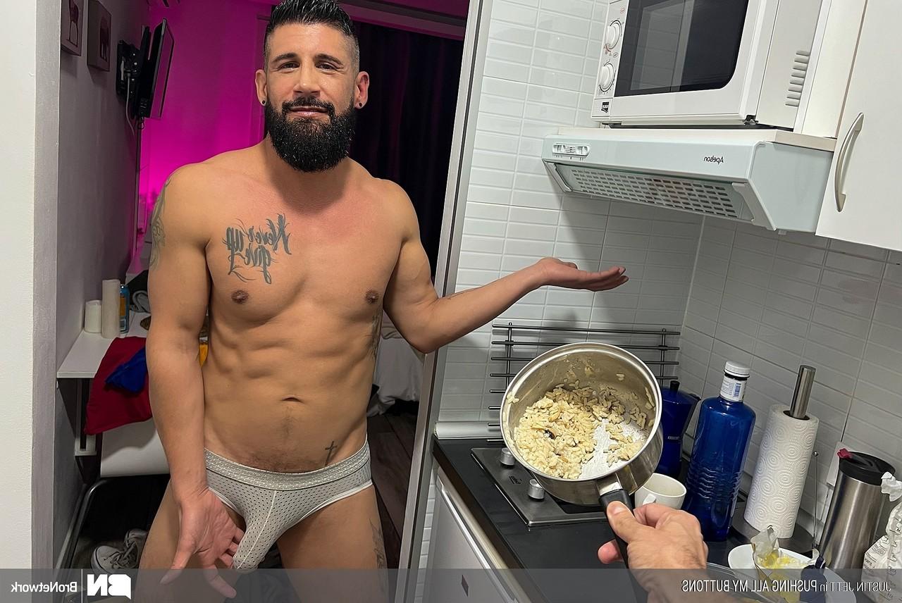 20P O gay musculoso Justin Jett chupa um pau grande depois de fazer sexo anal estilo cachorrinho