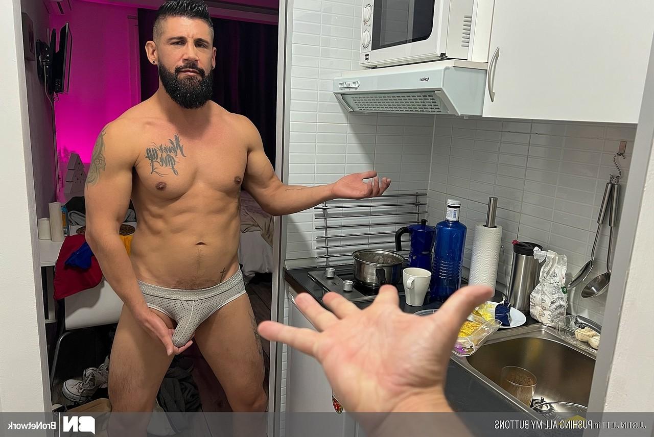 20P O gay musculoso Justin Jett chupa um pau grande depois de fazer sexo anal estilo cachorrinho