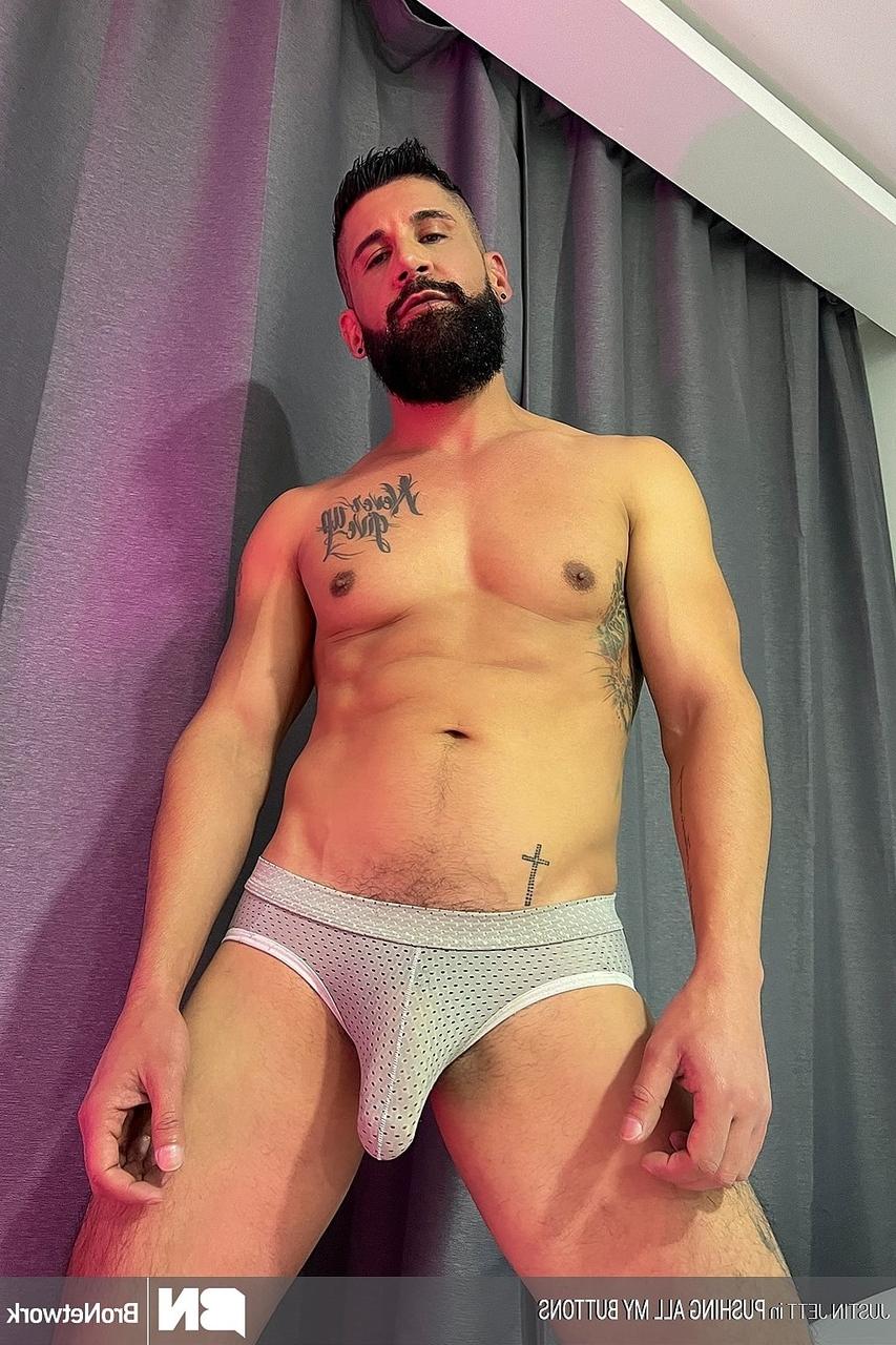 20P O gay musculoso Justin Jett chupa um pau grande depois de fazer sexo anal estilo cachorrinho