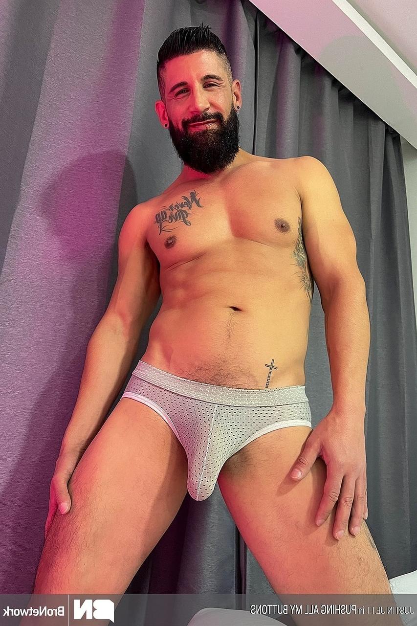 20P O gay musculoso Justin Jett chupa um pau grande depois de fazer sexo anal estilo cachorrinho