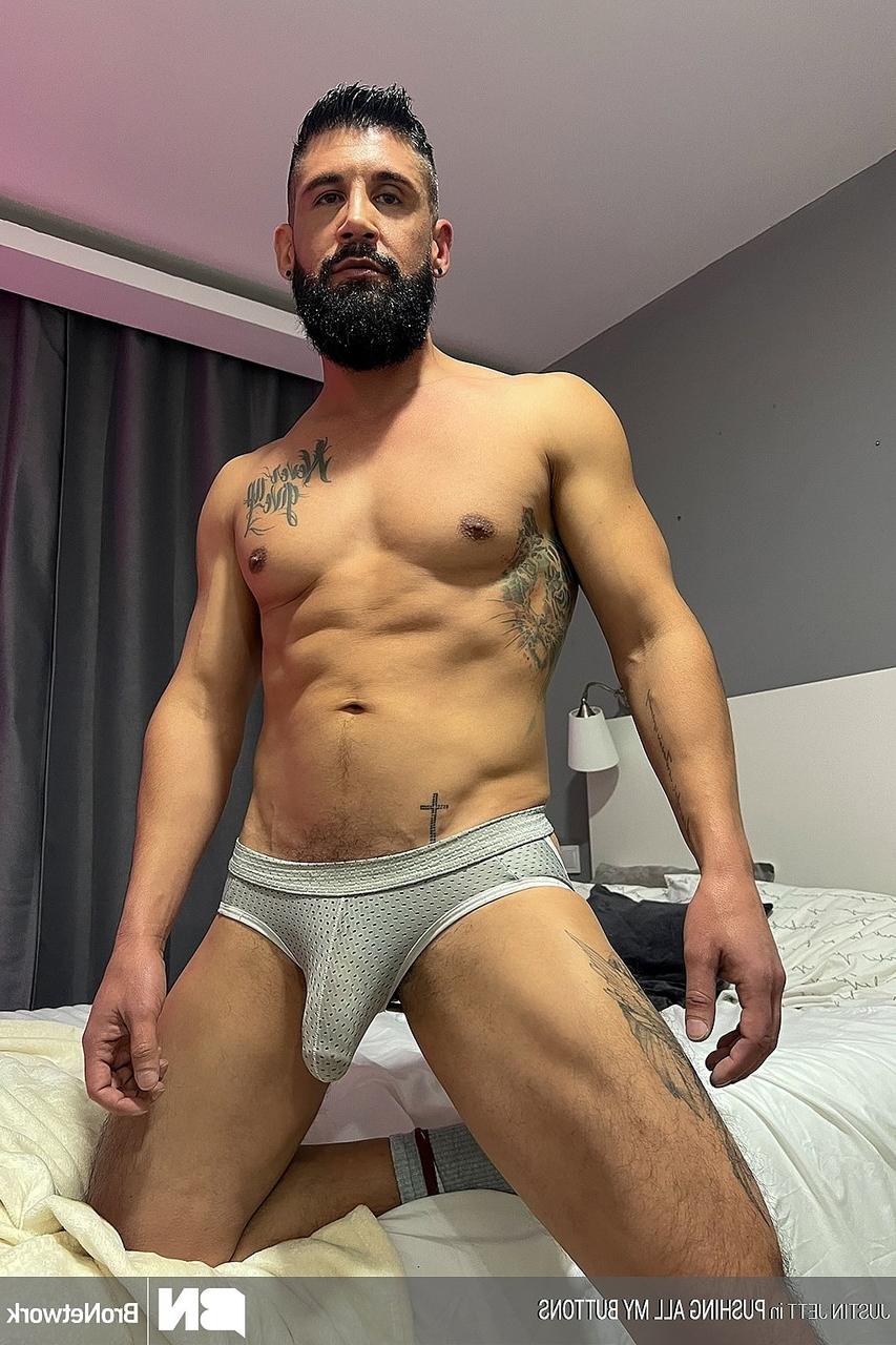 20P O gay musculoso Justin Jett chupa um pau grande depois de fazer sexo anal estilo cachorrinho